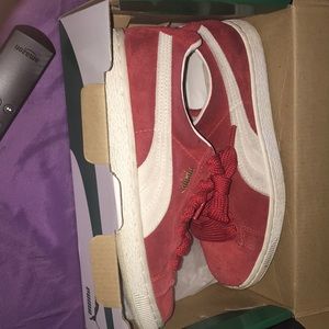 Suede red and white pumas